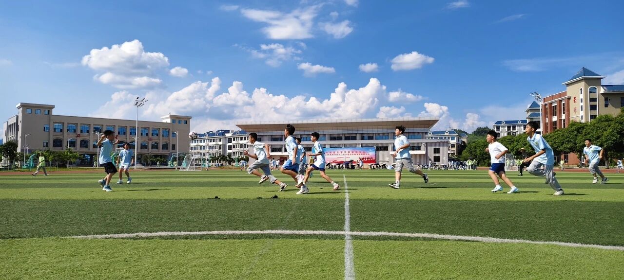 绿茵“燃”动少年志——北师大平果实验学校班级足球联赛