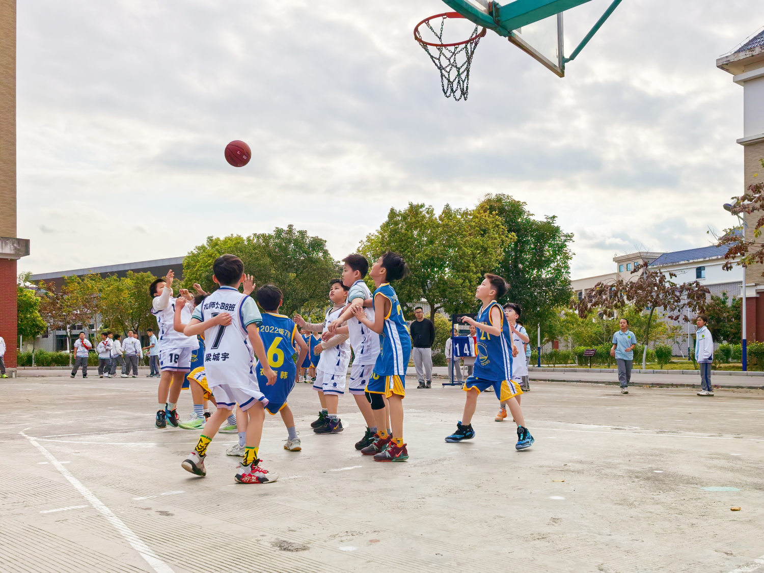 篮球飞扬青春梦，活力满园少年时 ——北师大平果实验学校第二届班级篮球赛火热开赛
