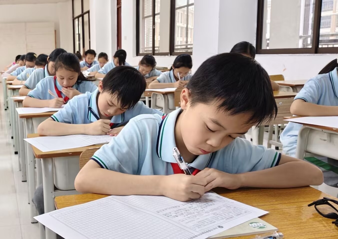 礼赞十三载，笔韵颂恩情——北师大平果实验学校小学四年级举办“献礼校庆”现场作文比赛